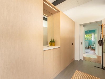 Material: Treefrog Veneer / Cabinet Style: Overlay / Door Style: Slab Beveled Edge