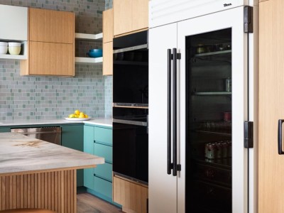 Material: Rift White Oak & Paint Grade / Cabinet Style: Frameless / Door Style: Slab Beveled Edge