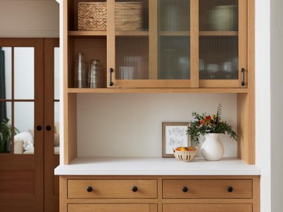 Glass Type: Reeded, 1/2" Flutes / Door Style: Sliding Shaker Doors